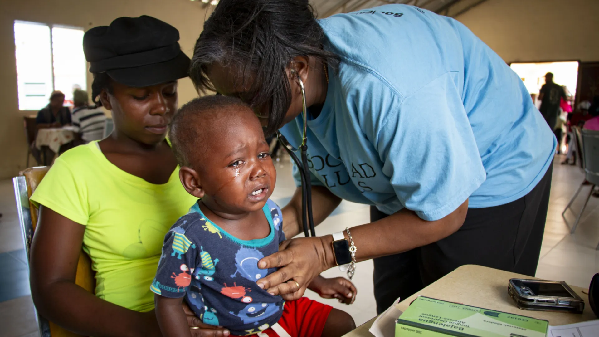 Een jongetje krijgt Medische hulp