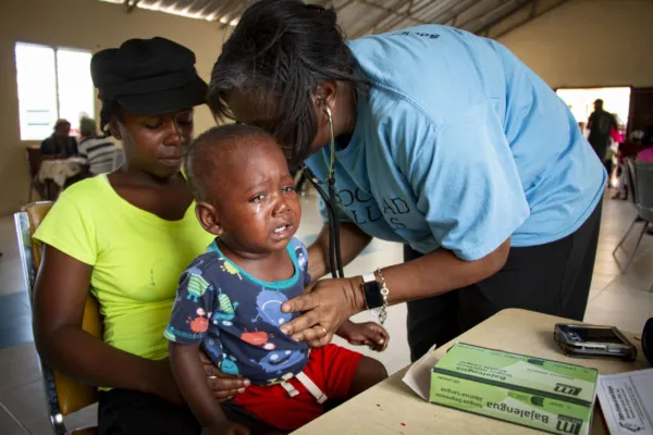 Een jongetje krijgt Medische hulp