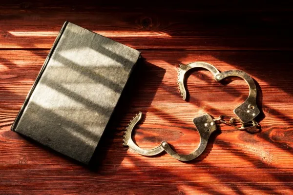 Bijbel met handboeien daarnaast.