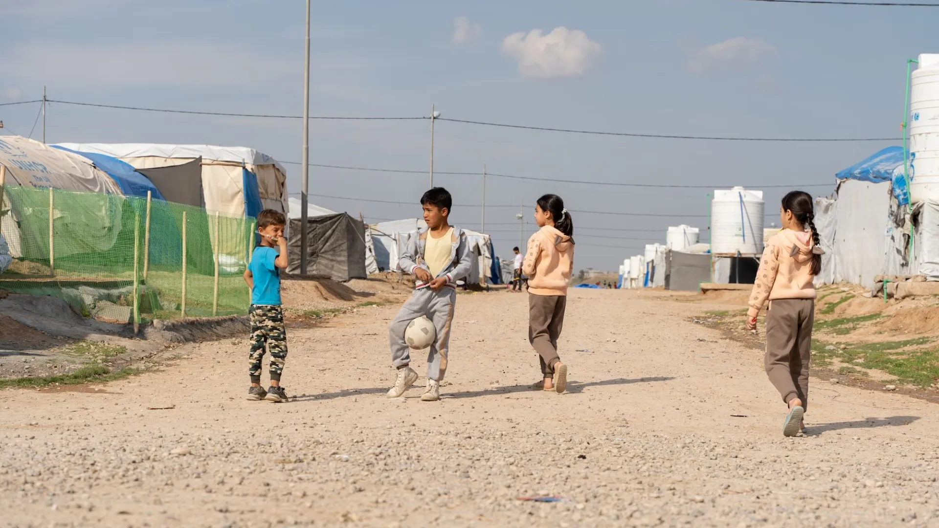 Vier kinderen in een vluchtelingenkamp
