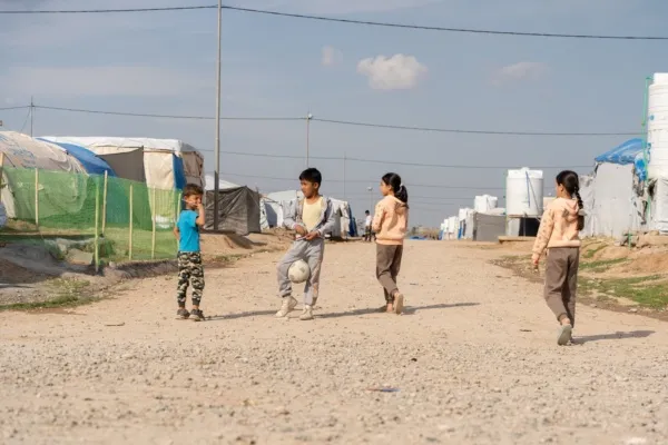 Vier kinderen in een vluchtelingenkamp