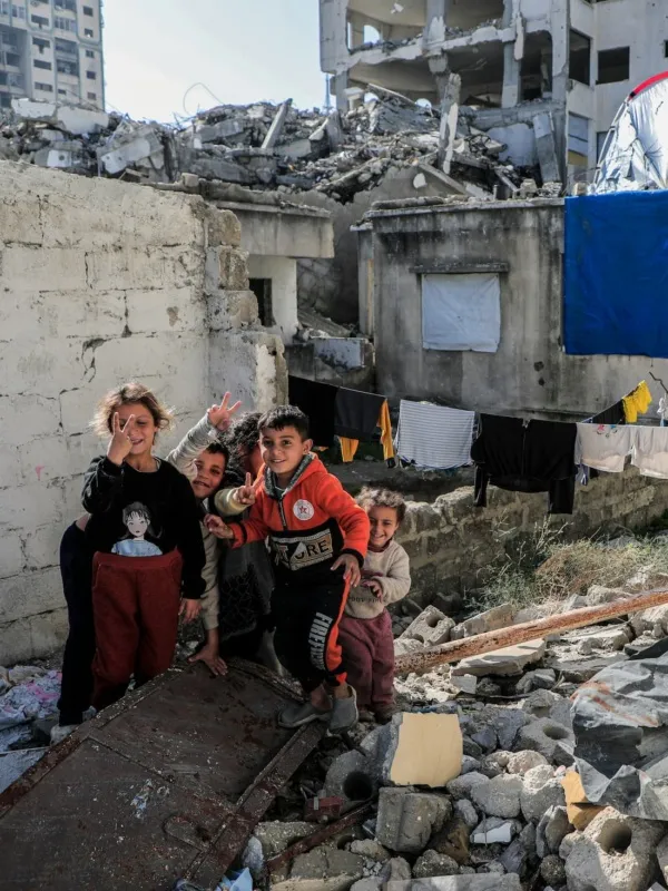 Kinderen spelen op een ruïne
