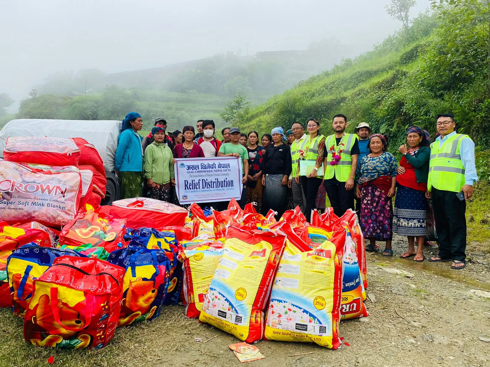 Groep mensen in berglandschap met noodhulpmiddelen