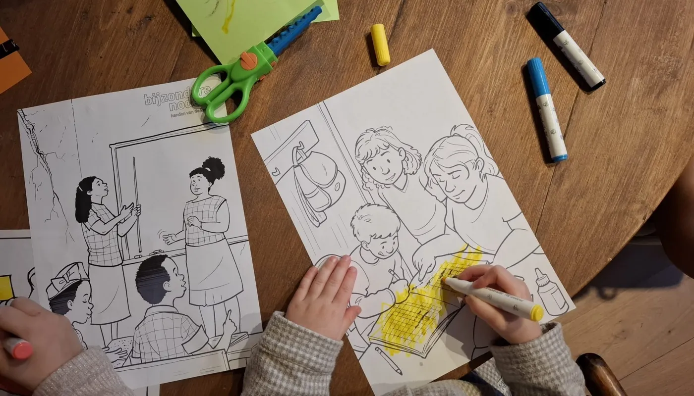 Kinderen kleuren een kleurplaat