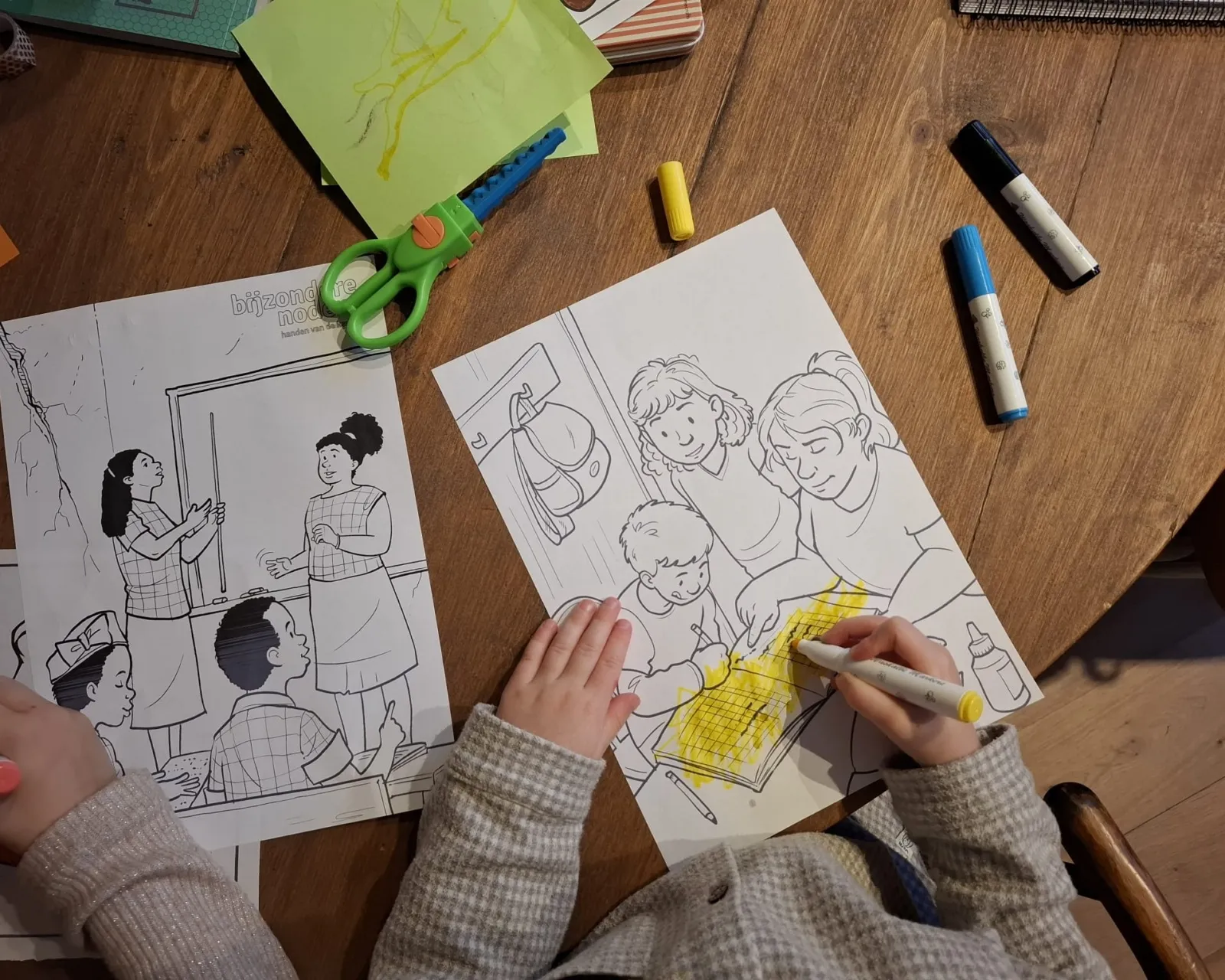 Kinderen kleuren een kleurplaat